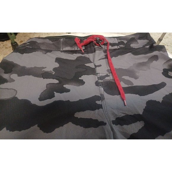 Swim Trunks Men's Camo SZ 32 Green Gray Red Accents - Picture 2 of 4